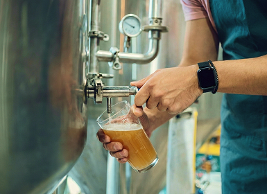 松井ビールを注ぐ写真